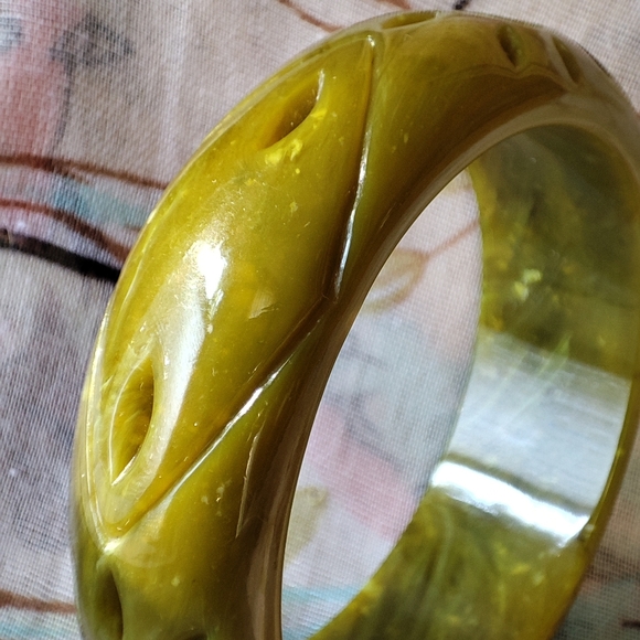 Olive Green Carved Vintage Plastic Slick Shiny Glossy Bangle Bracelet - Picture 5 of 10